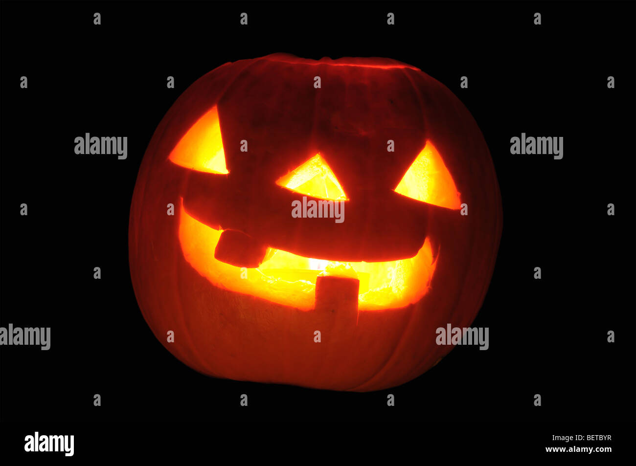 Halloween-Kürbis auf schwarzem Hintergrund isoliert Stockfoto