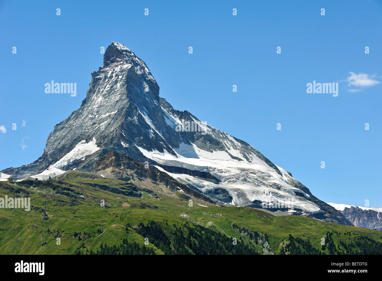 Gipfel des Matterhorn Berg mit Almwiesen und Pinienwälder in der Nähe von Zermatt, Schweizer Alpen-Valais / Wallis, Visp, Schweiz Stockfoto