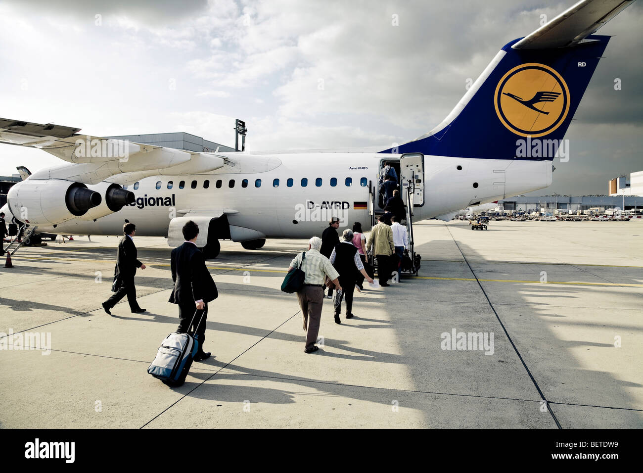 Passagiere In Ein Flugzeug Lufthansa Regional Airline Am Flughafen Frankfurt Deutschland Fur City Flughafen London Gebunden Stockfotografie Alamy