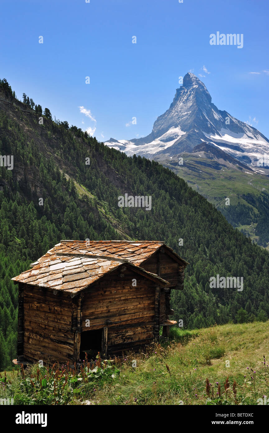 Matterhorn und traditionelle hölzerne Getreidespeicher / Raccards in der Nähe des Dorfes Findeln in den Schweizer Alpen, Wallis / Wallis, Schweiz Stockfoto