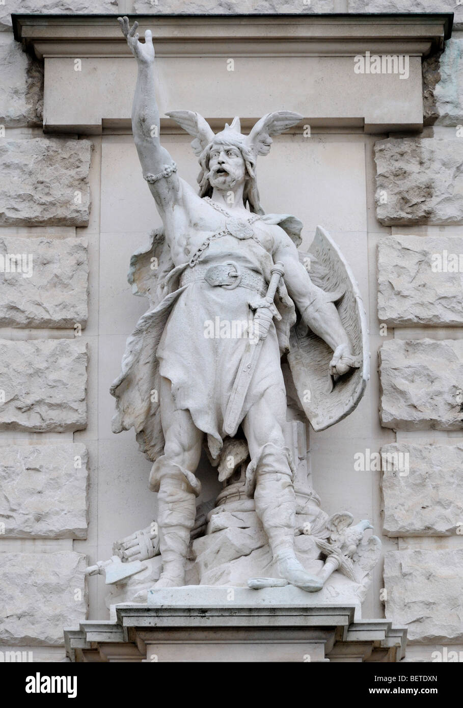 Wien, Österreich. Heldenplatz. Steinstatue auf der Fassade der neuen Burg: Bavarius / bayerische germanischer Stamm (von Anton Brenek) Stockfoto