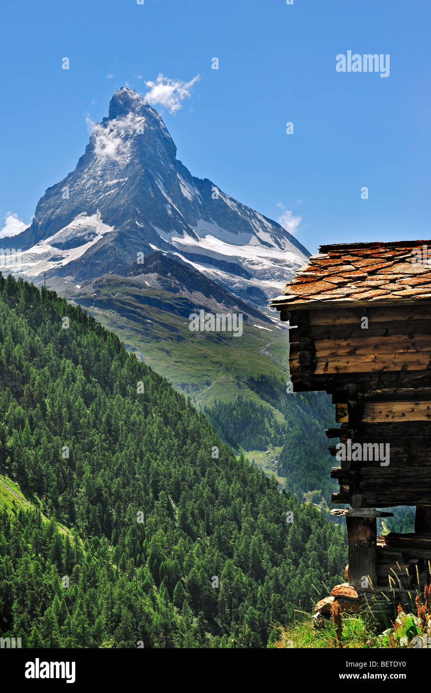 Das Matterhorn und das traditionelle hölzerne Getreidespeicher / Raccard nahe dem Dorf Findeln in den Schweizer Alpen, Valais / Wallis, Schweiz Stockfoto
