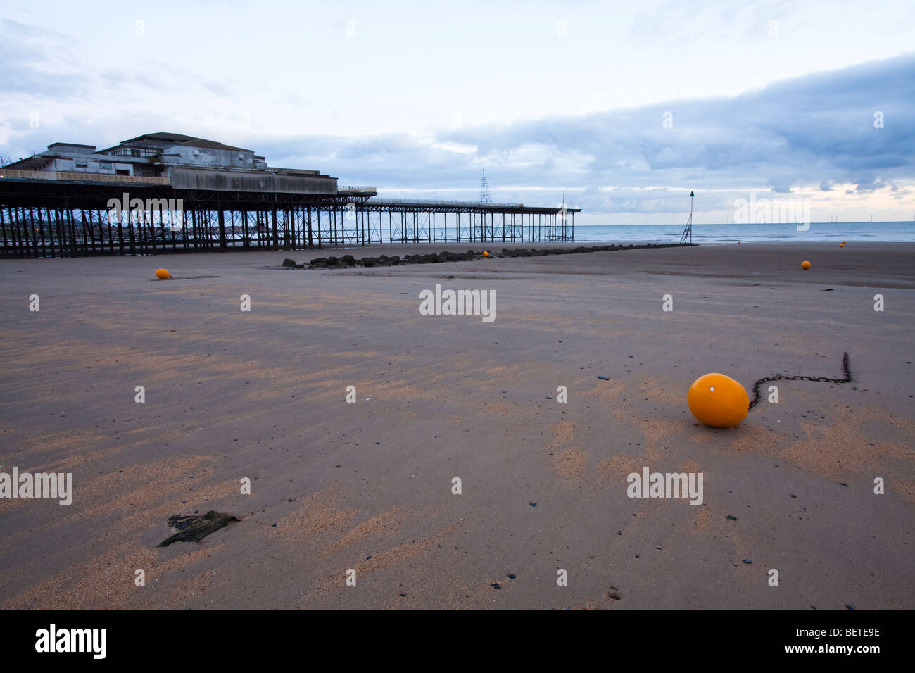 Morgen über den einsamen und fast verlassenen Victoria Pier in Colwyn Bay in North Wales, UK. Stockfoto