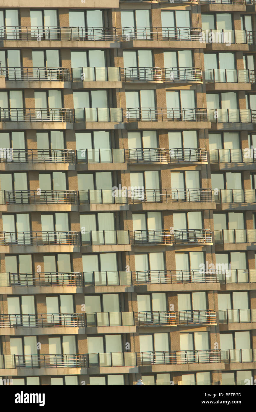 Wohnung Gebäude entlang der belgischen Küste, Nieuwpoort, Belgien Stockfoto