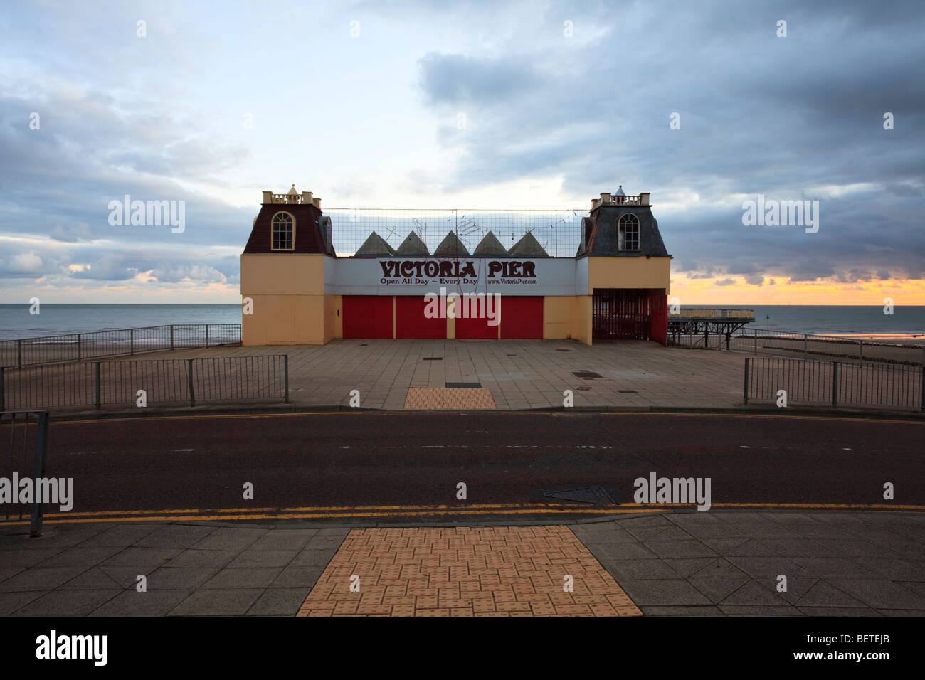 Morgen über den einsamen und fast verlassenen Victoria Pier in Colwyn Bay in North Wales, UK. Stockfoto