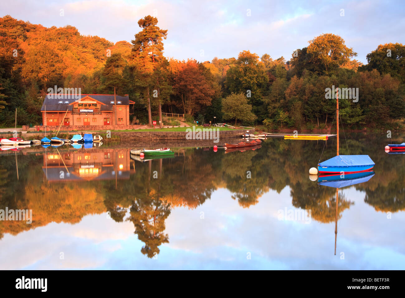 Morgenlicht über die Boote liegen am Stausee in Rudyard Lake in Staffordshire UK. Stockfoto