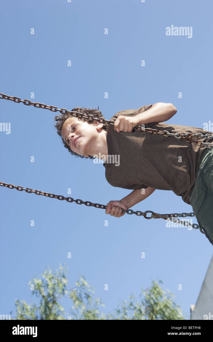 Junge auf Schaukel Stockfoto