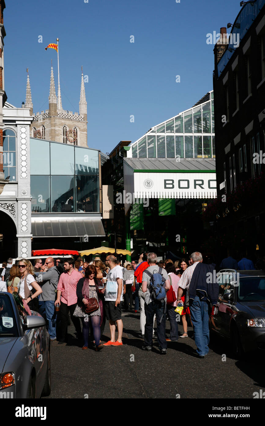 Nachschlagen von Park Street, Borough Market und Southwark Cathedral, Borough, London, UK Stockfoto