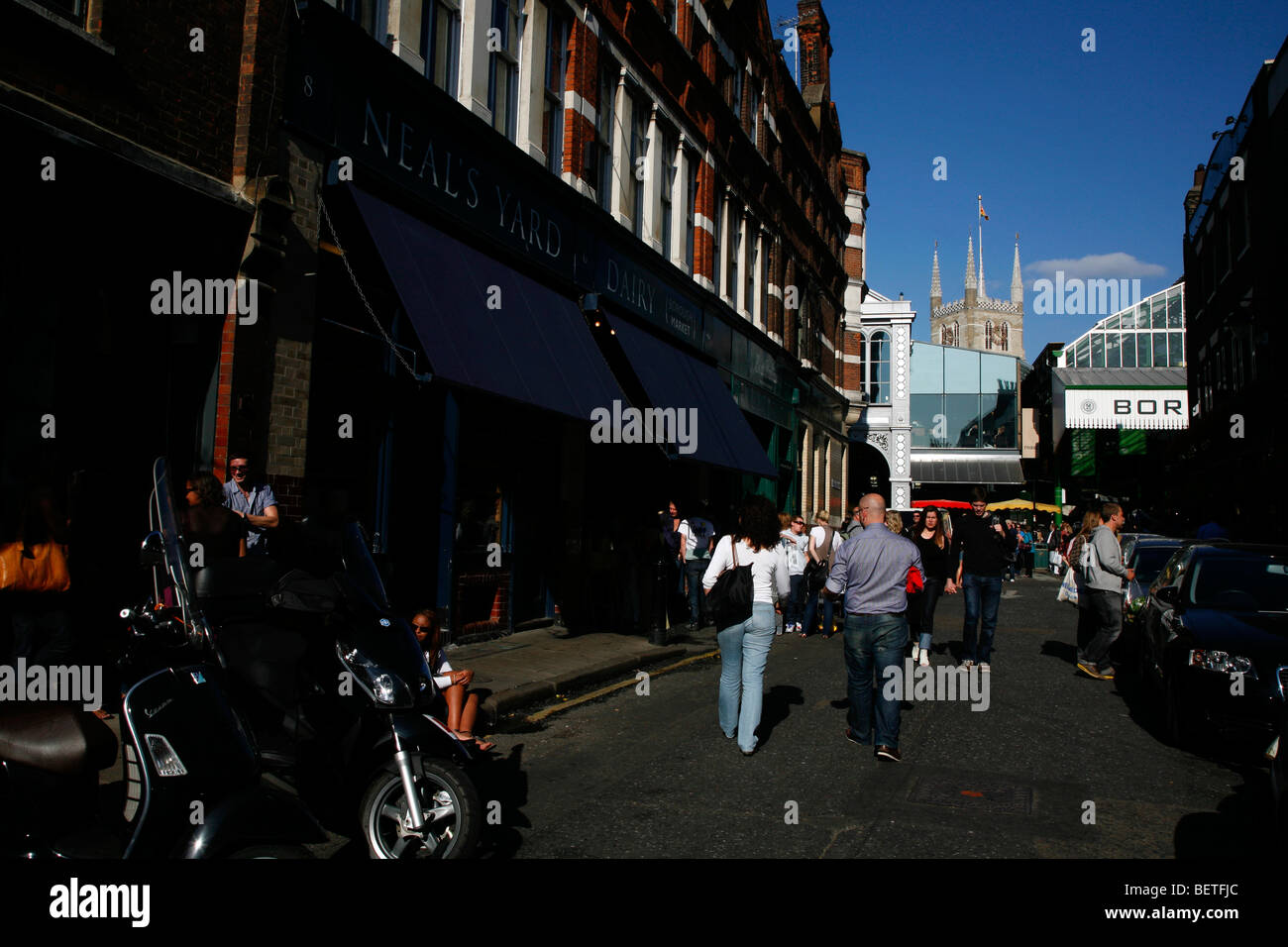 Nachschlagen von Parkstraße Neals Yard Dairy, Borough Market und Southwark Cathedral, Borough, London, UK Stockfoto