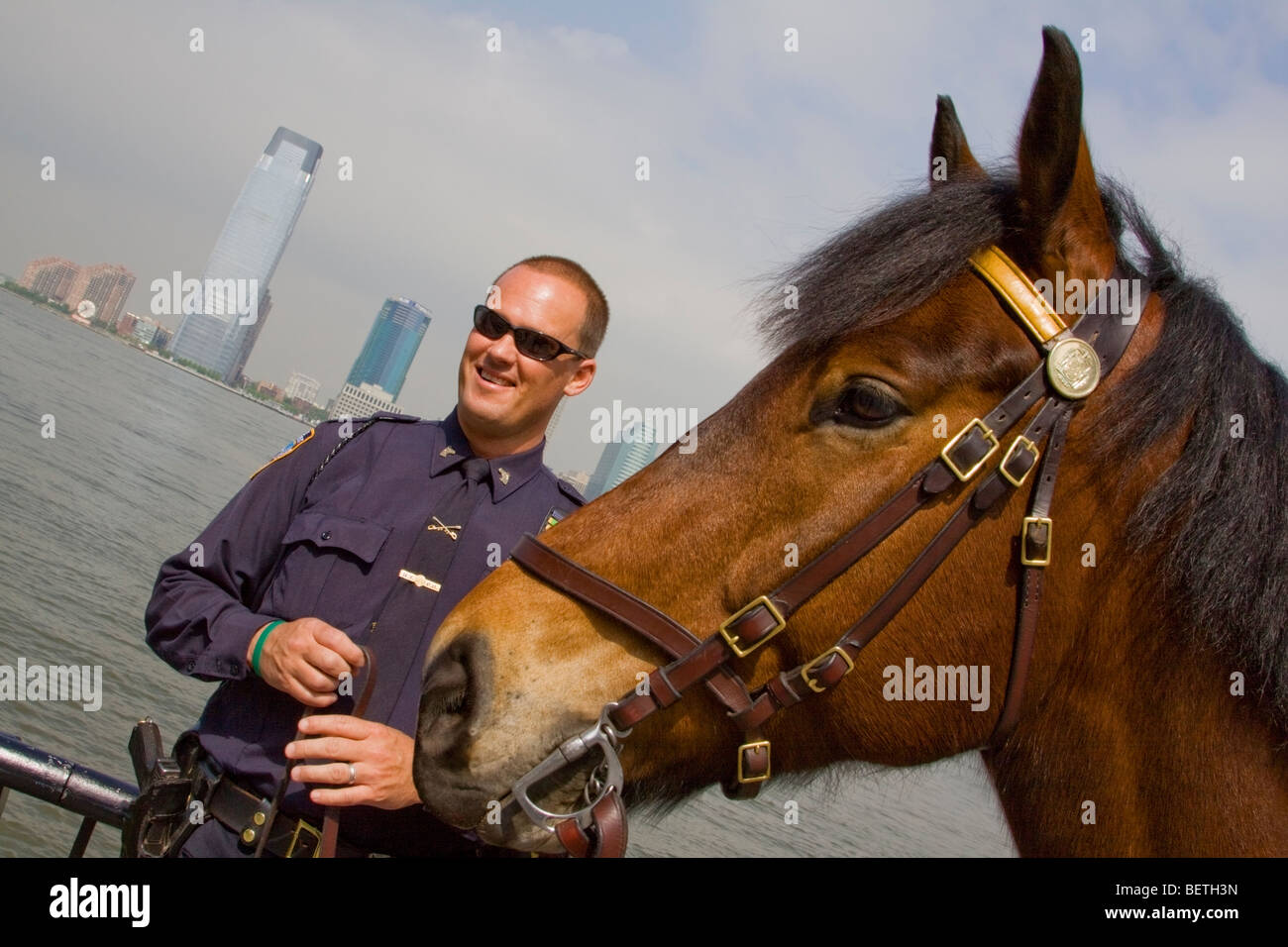 New Yorker Hafenbehörde Polizist mit Pferd Stockfoto