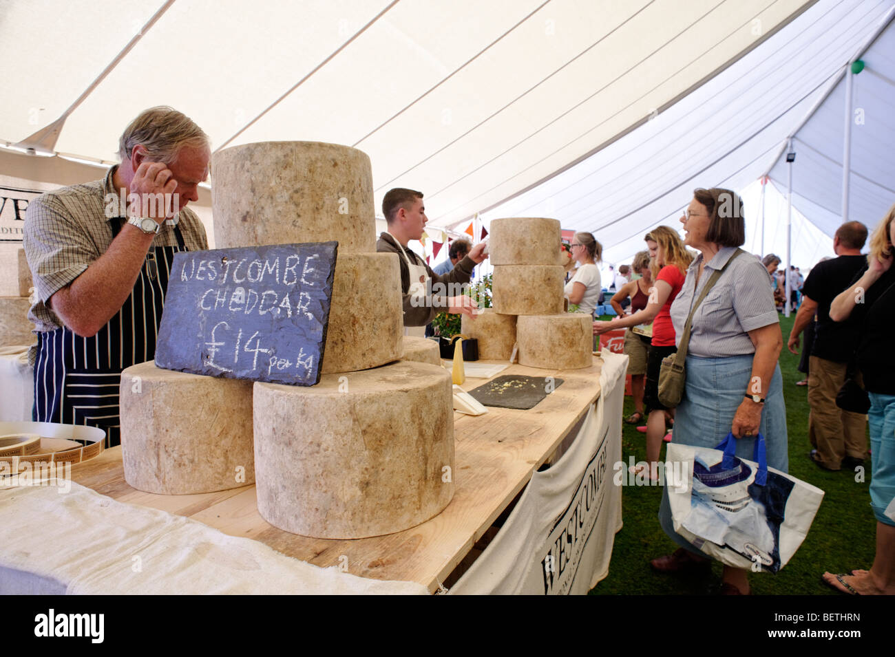 Großen runden traditionelles Bauernhaus-Cheddar-Käse auf einem westlichen Land Käsefestival. Sturminster Newton. Dorset. England. UK Stockfoto