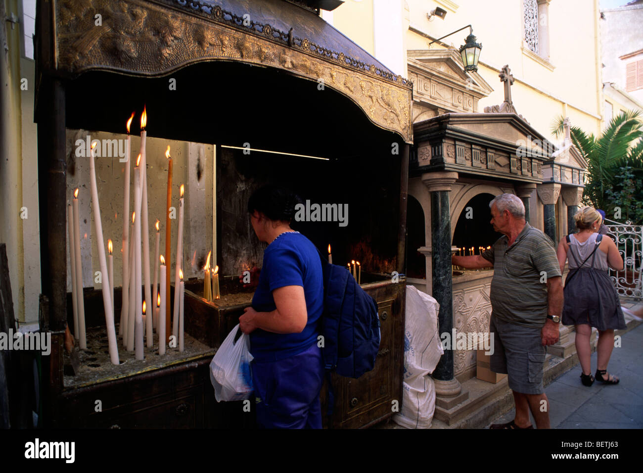 Griechenland, Ionische Inseln, Korfu, Kerkyra, Menschen, die vor der Kirche Agios Spyridon Kerzen anzünden Stockfoto