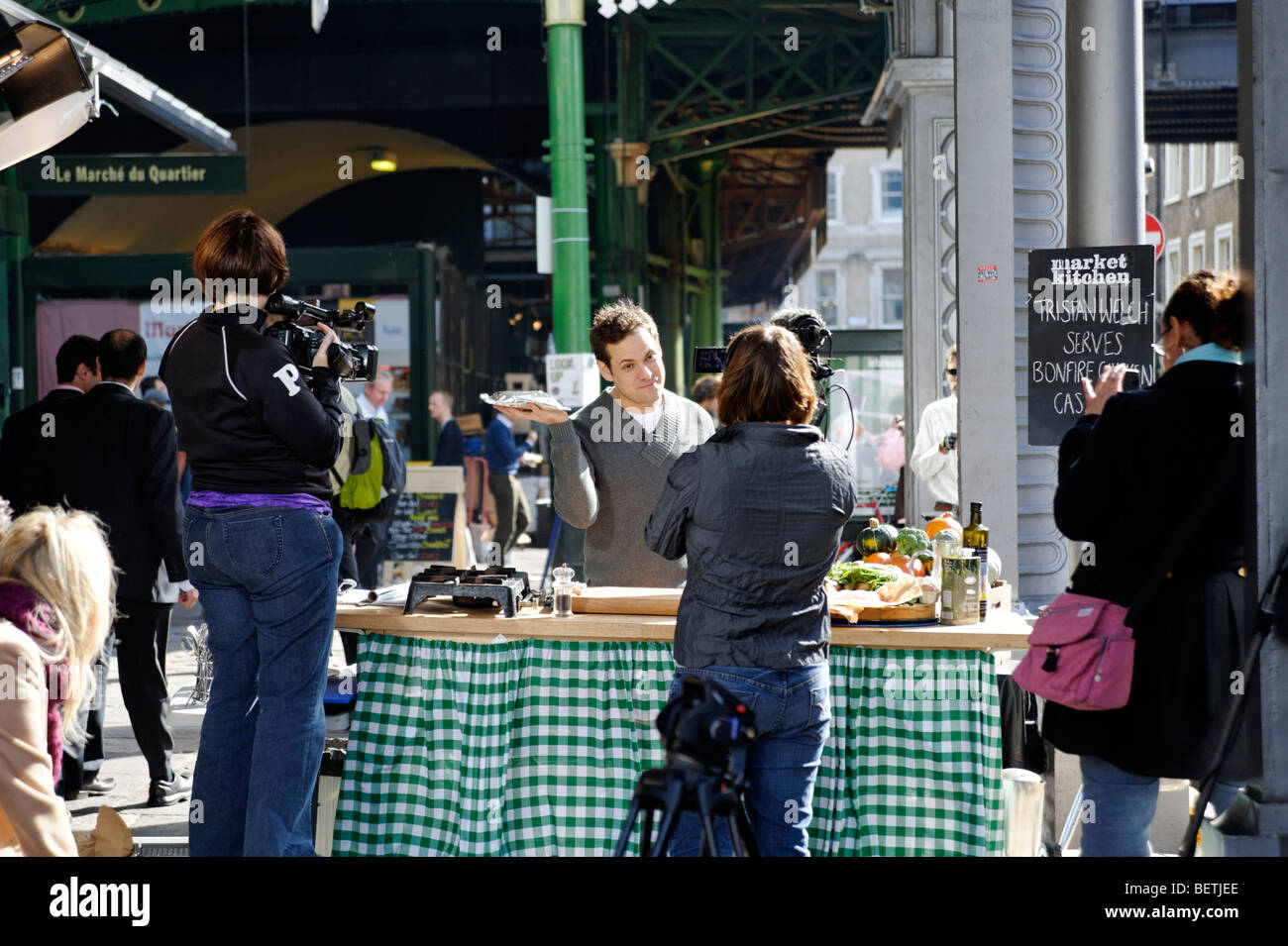 Tristan Welch "Marktküche" TV-Programm für gute UKTV Food Channel präsentieren. Borough Market. London. Großbritannien. UK Stockfoto