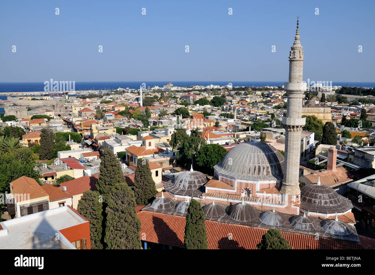 Panoramablick auf die Altstadt von Rhodos und die Suleimaniye-Moschee aus dem Uhrturm. Stockfoto