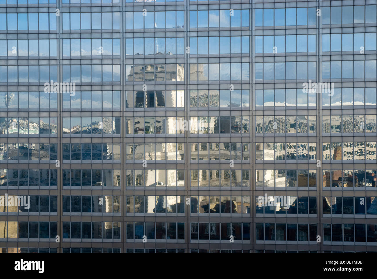 Abgewrackt Reflexion Bürofenster von Transport for London - London Underground Hauptsitz Broadway über Wannen-Bahnstation St James Park Stockfoto