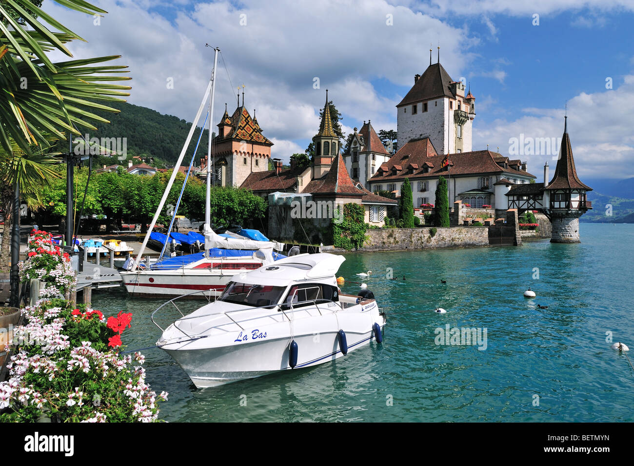 Vergnügen Boote und Schweizer Schloss Oberhofen entlang den Thunersee / Thunersee in den Berner Alpen, Berner Oberland, Schweiz Stockfoto