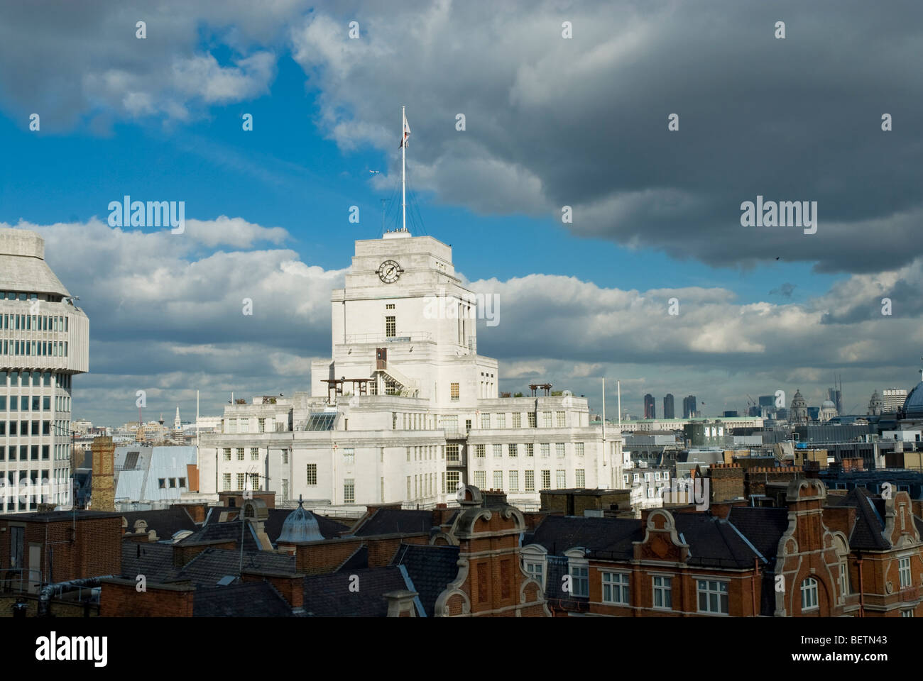 Transport für London - London Underground Hauptsitz Broadway über Wannen-Bahnstation St James Park Stockfoto Transport für London - London Underground Hauptsitz Broadway über Wannen-Bahnstation St James Park Stockfoto