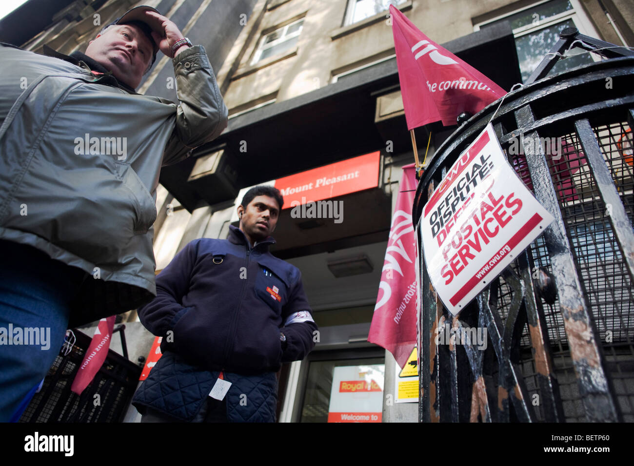 Offizielle Royal Mail Communication Workers Union (CWU) Streikposten außerhalb ihrer Mount Pleasant Sortierung Büro im Zentrum von London. Stockfoto
