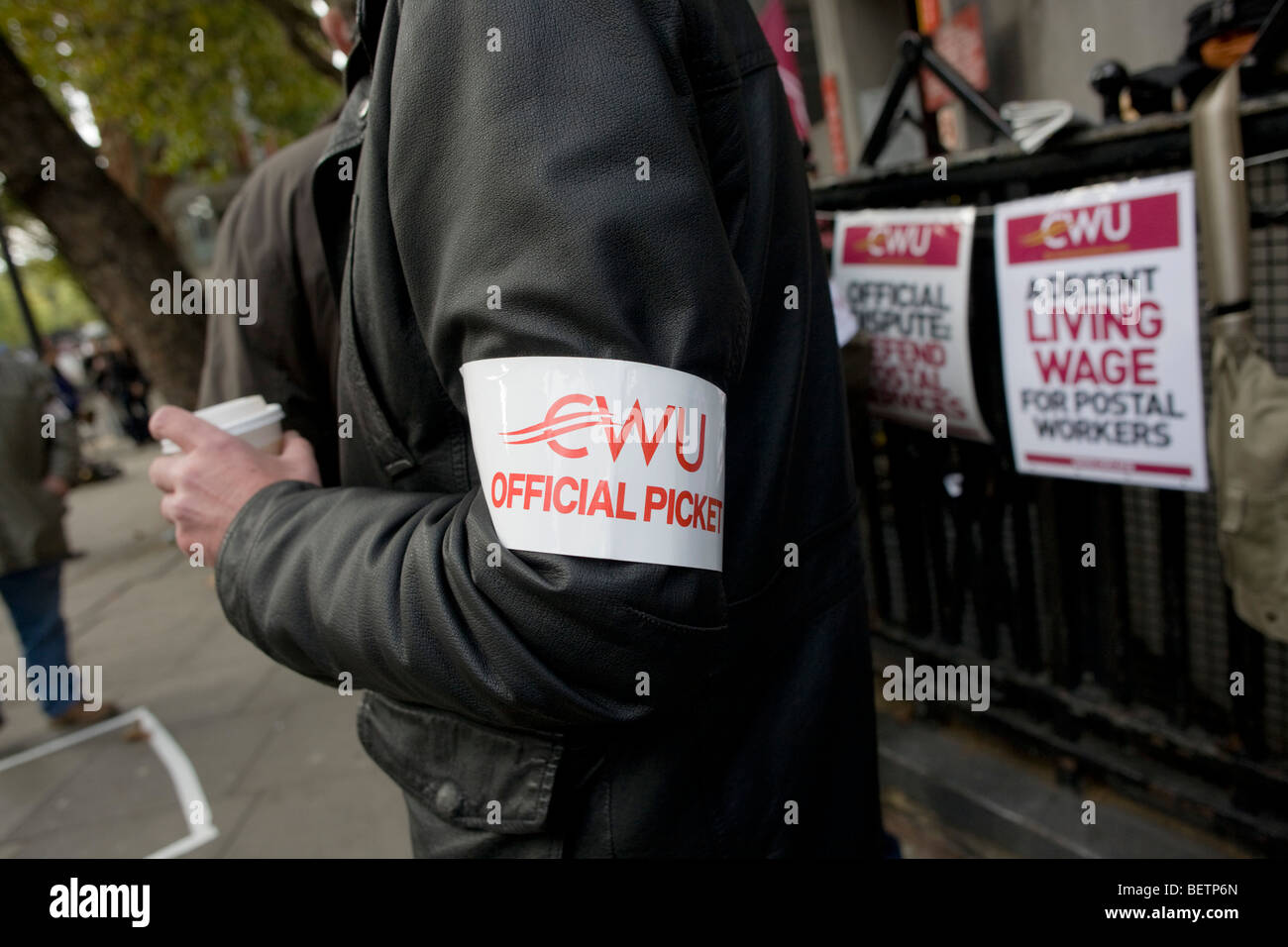 Armbinde, die Zugehörigkeit zu offiziellen Royal Mail Communication Workers Union (CWU) Streikposten außerhalb ihrer Mount Pleasant Office sortieren Stockfoto