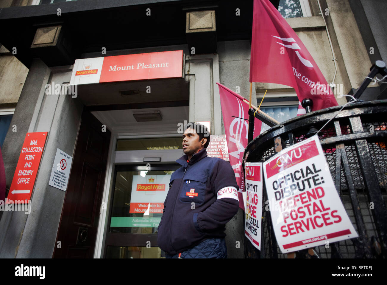 Offizielle Royal Mail Communication Workers Union (CWU) Streikposten außerhalb ihrer Mount Pleasant Sortierung Büro im Zentrum von London. Stockfoto