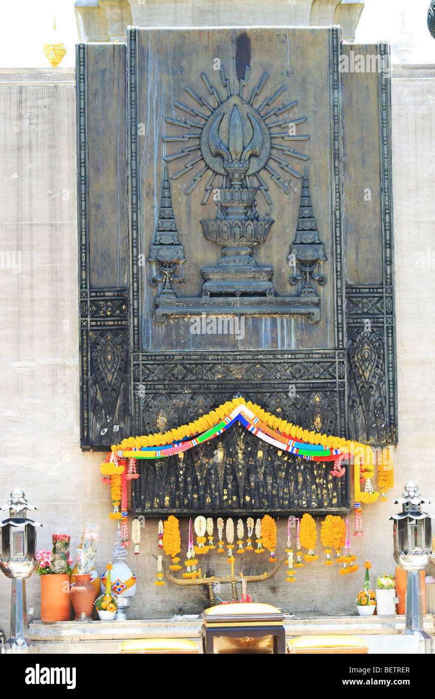 Buddhistische Metall Schrein unter einer Statue, Lumpinipark, Bangkok, Thailand Stockfoto
