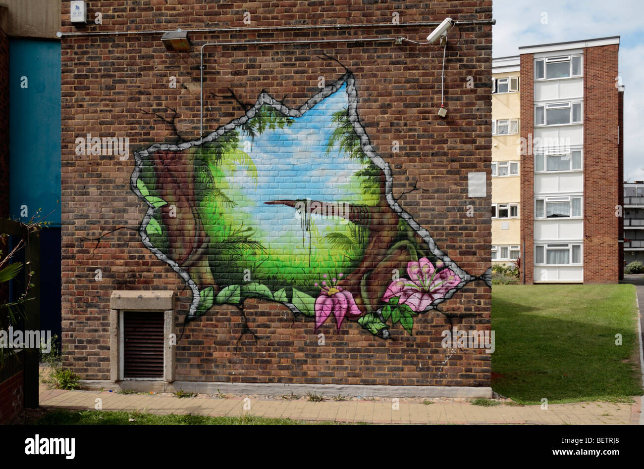 Neu lackiert bunte Wandmalereien, die vor kurzem zu Schinken & Petersham Jugendclub, Schinken Village Green, Richmond, Großbritannien. Aug 2009 Stockfoto