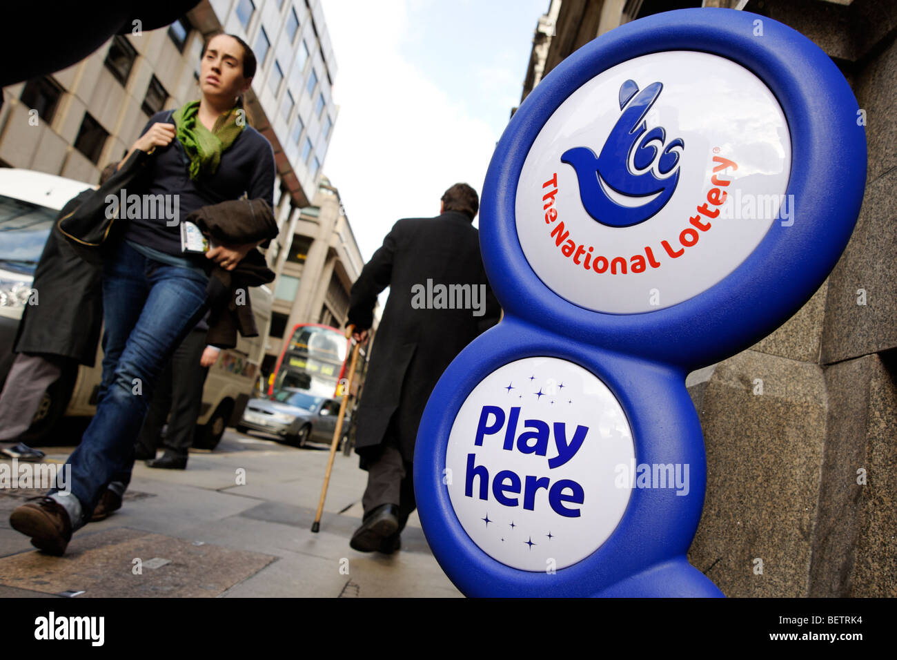Die National Lottery-Zeichen vor einem Kiosk-Geschäft. London. Großbritannien. UK Stockfoto