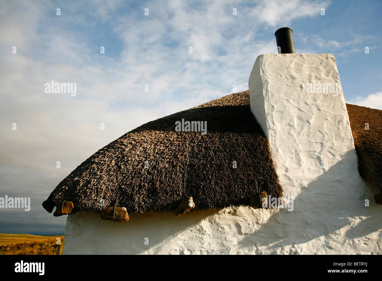 Traditionell reetgedeckten Black House, Uig, Isle Of Skye, Highlands, westlichen Schottland, Vereinigtes Königreich. Stockfoto