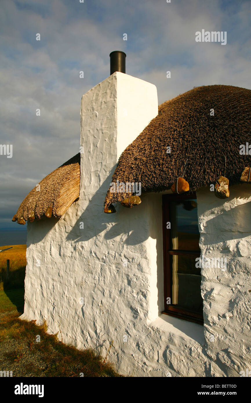 Traditionell reetgedeckten Black House, Uig, Isle Of Skye, Highlands, westlichen Schottland, Vereinigtes Königreich. Stockfoto
