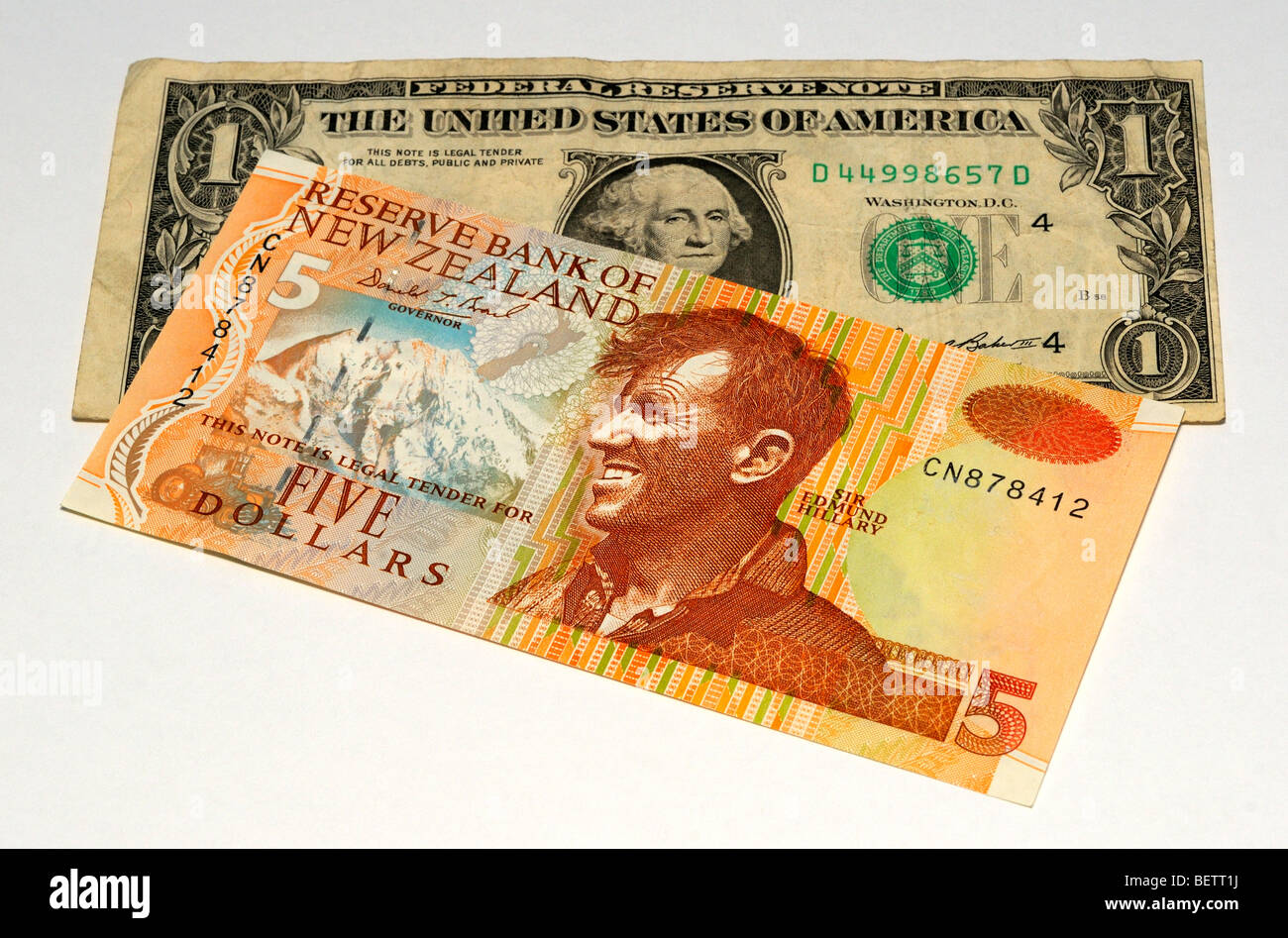 US-Dollar und Neuseeland-Dollar-Banknoten. Stockfoto