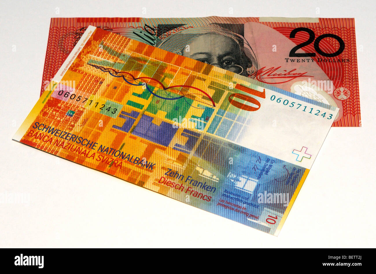 Schweizer Franken und australischer Dollar-Banknoten. Stockfoto