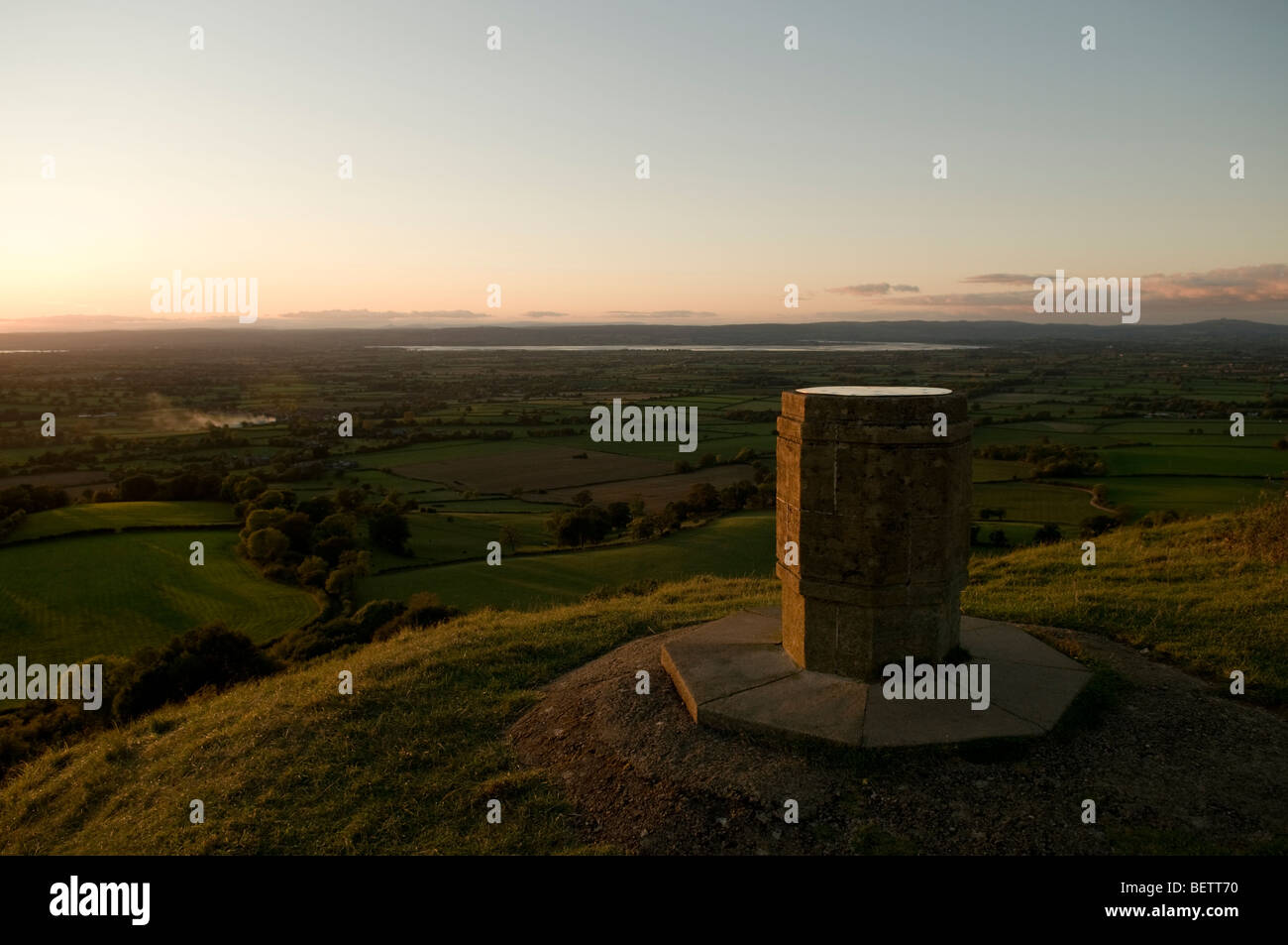 Sonnenuntergang an der Topograph auf Coaley Gipfel in der Nähe von Stroud Gloucestershire, England Stockfoto