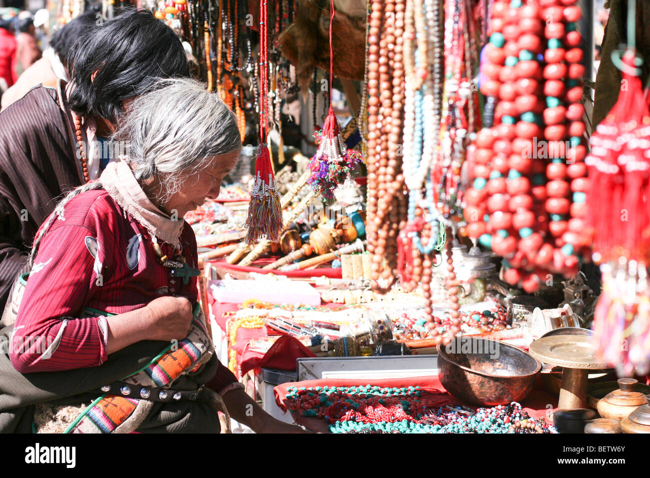 Markt-Szene in Lhasa, Tibet. Anderen Tibetern auf der Barkhor Markt Straße, die Prüfung der waren zum Verkauf. Stockfoto