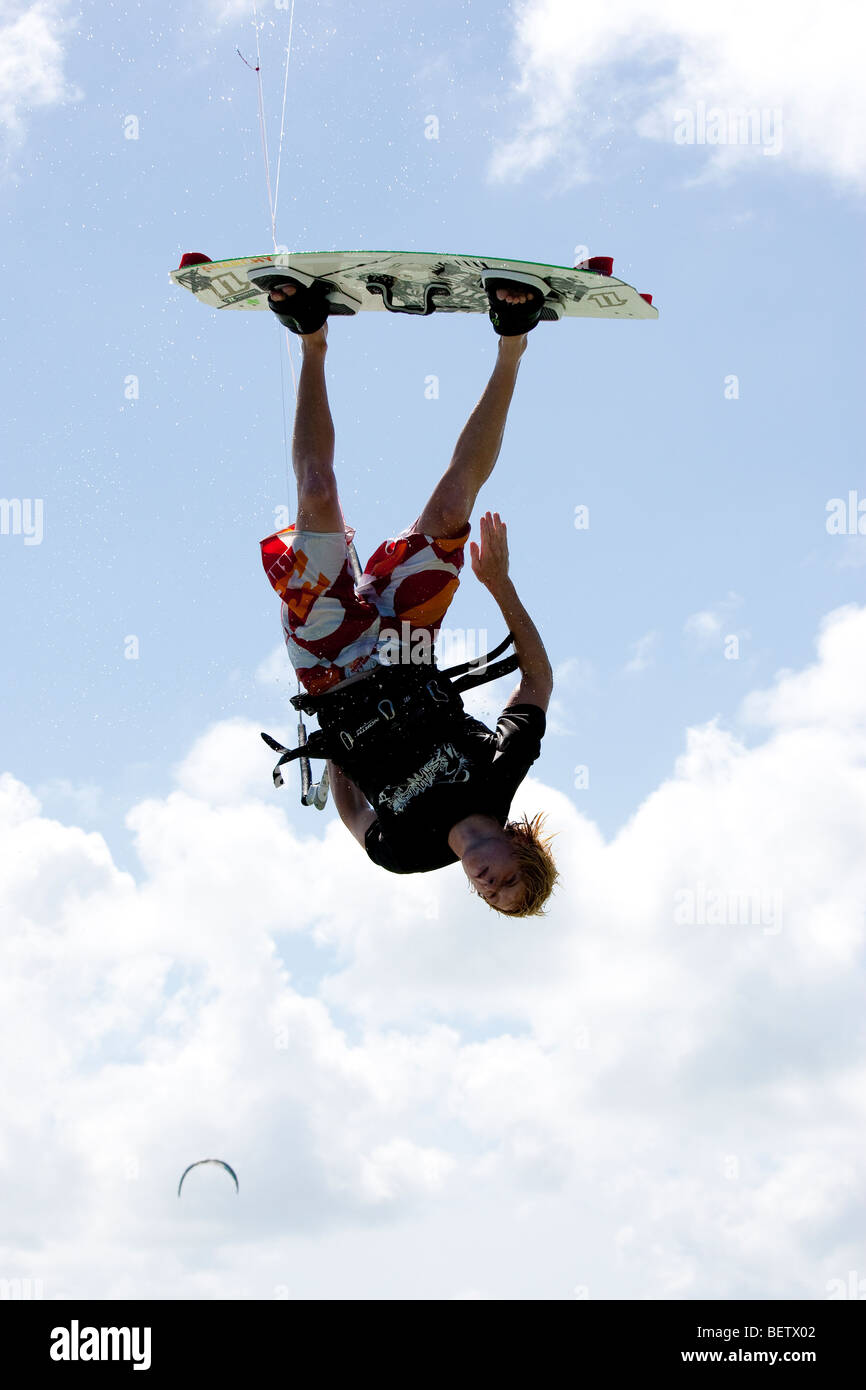 Junger Mann auf Kiteboard Stockfoto