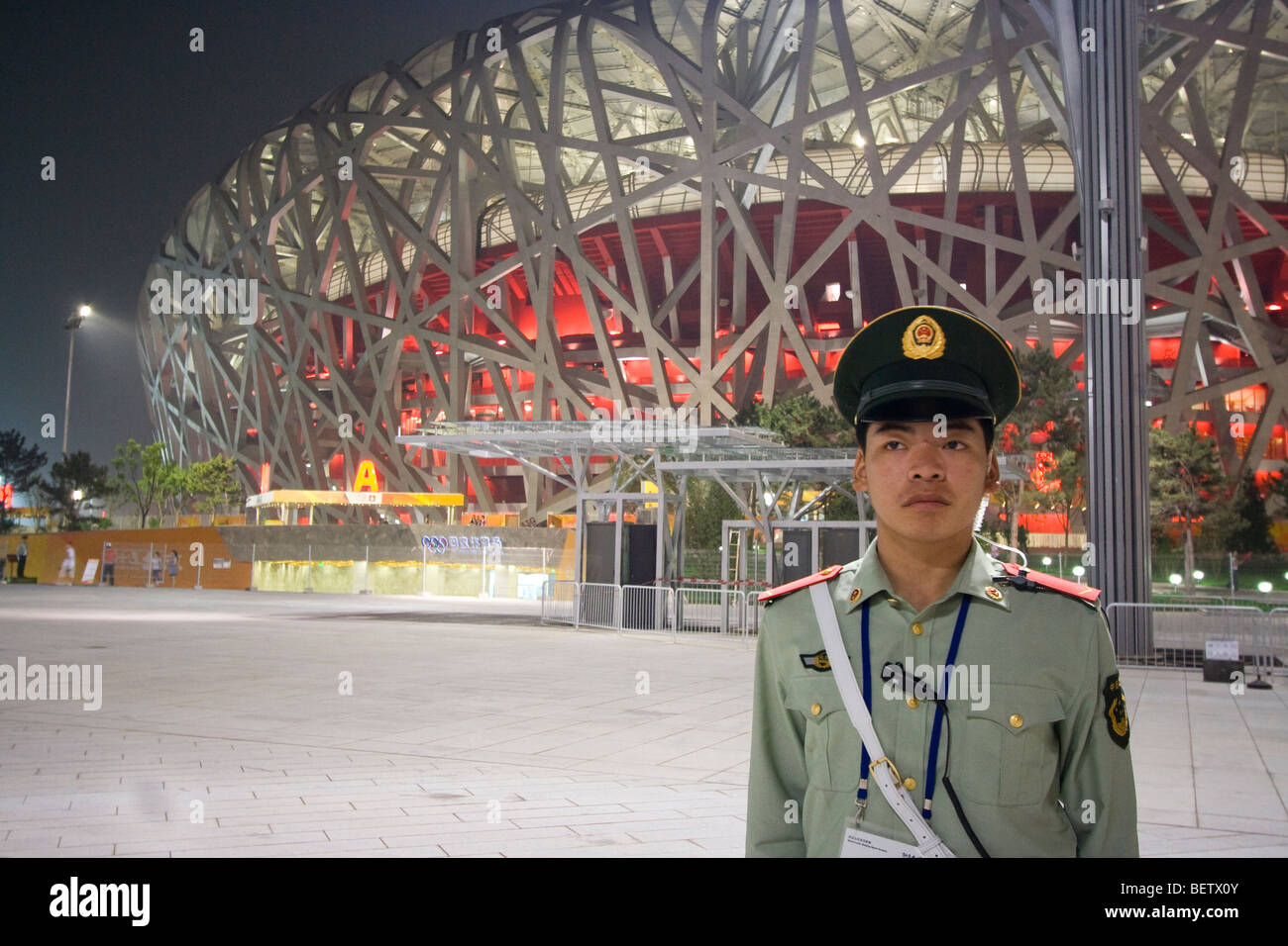Chinesisch zu schützen im Beijing National Stadium (北京国家体育场) auch bekannt als das "Vogelnest" (鳥巢). Stockfoto