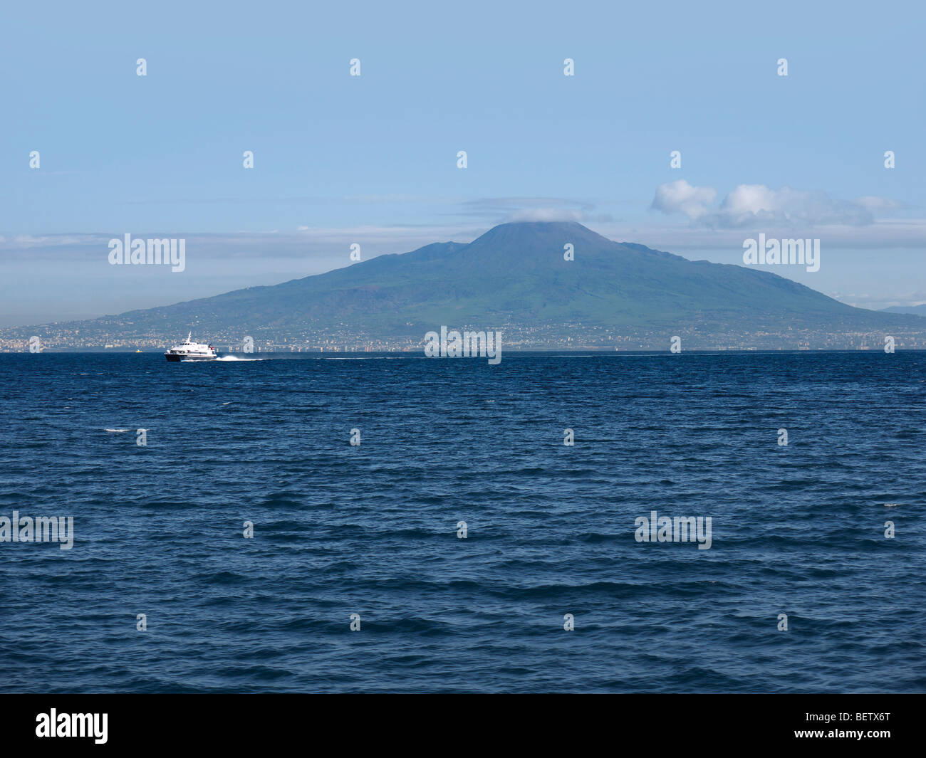 Blick auf den Vulkan Vesuv und den Golf von Neapel in Süditalien Stockfoto