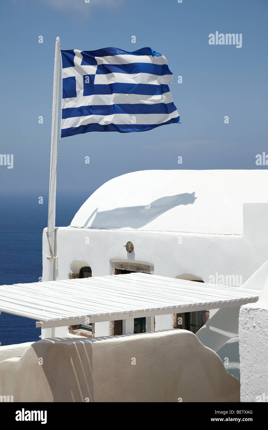 Griechische Flagge im Wind über einen white-Eigenschaft Oia, Santorini, Griechenland Stockfoto