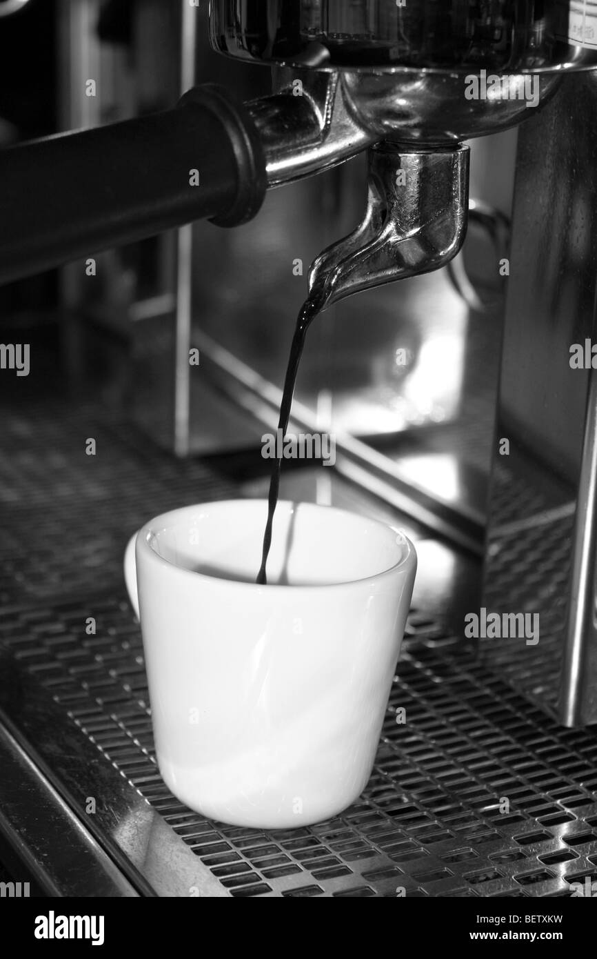 Frisch gemahlener Kaffee verzichtet wird durch eine Kaffeemaschine Stockfoto