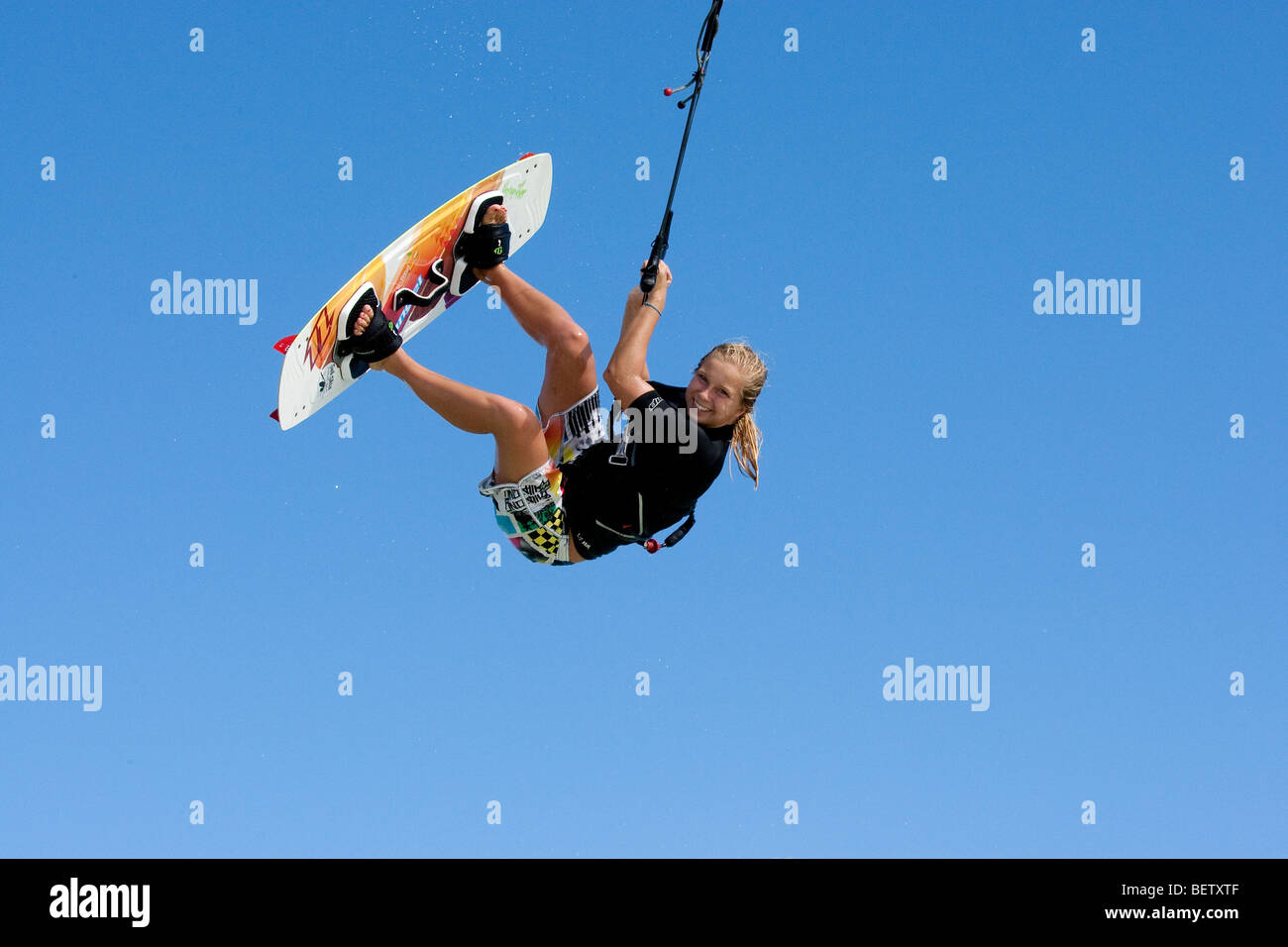 Junges Mädchen auf Kiteboard Stockfoto
