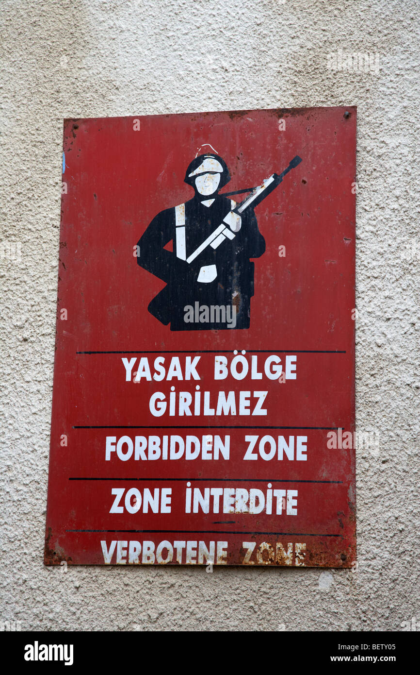 verbotene Zone Warnzeichen im grünen Trennlinie zwischen Nord und Süd Zypern in Nikosia lefkosia Stockfoto