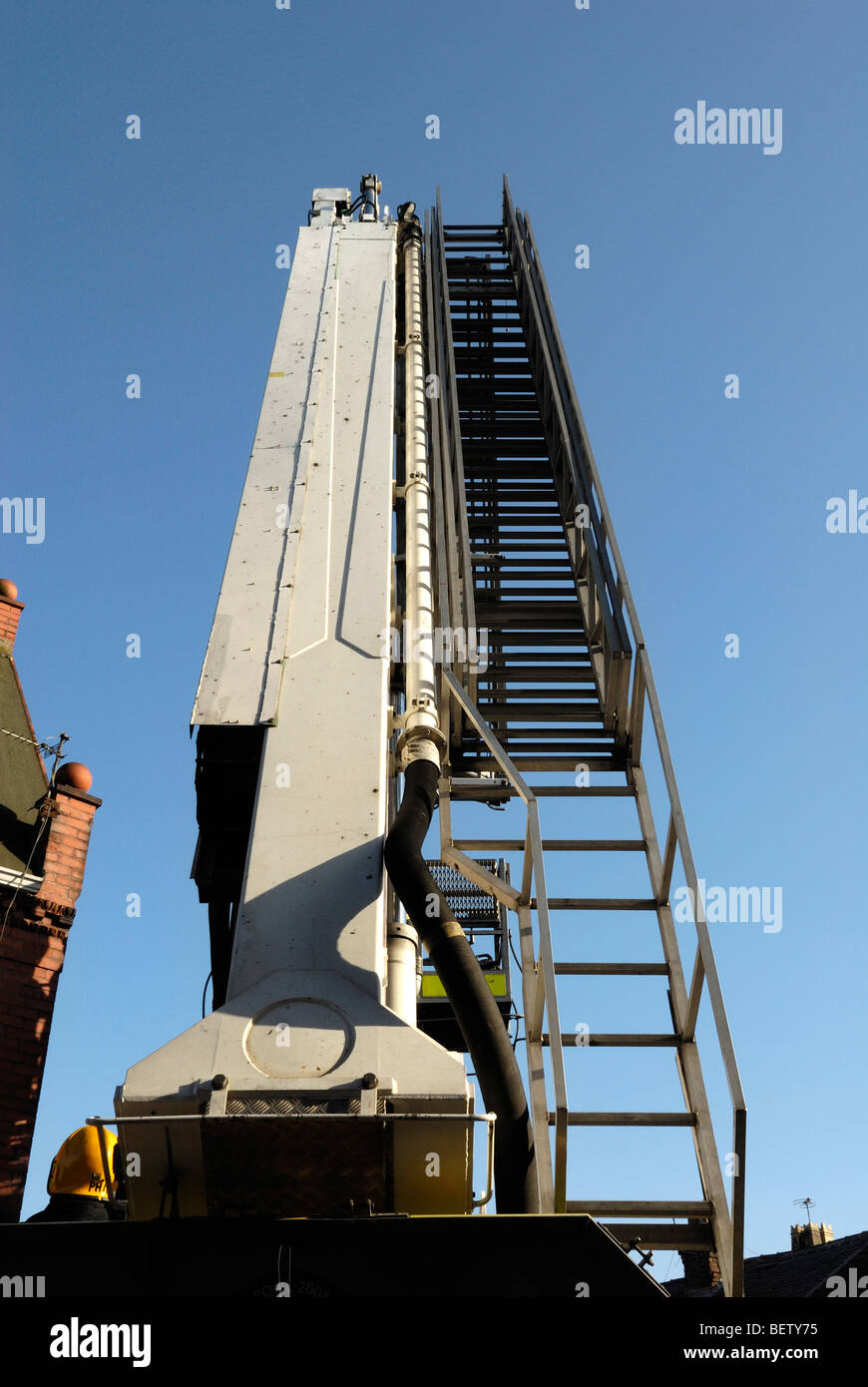 Feuerwehr Bronto Skylift Hebebühne bei Hausbrand Stockfoto