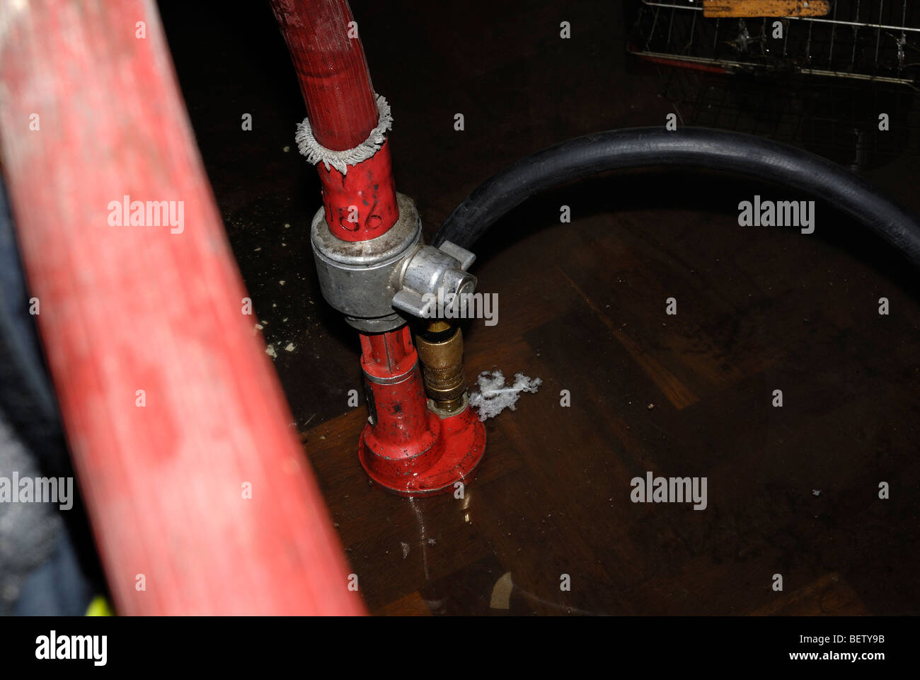 Feuerwehr überfluteten Keller mit AWG Auswerfer Pumpe Abpumpen Stockfoto