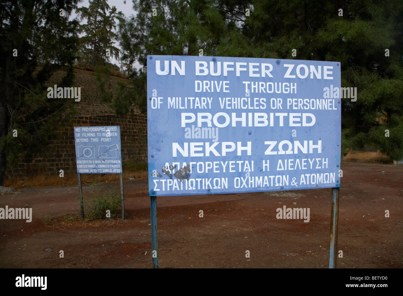 Warnzeichen für Sperrgebiet von der UN-Pufferzone im grünen Trennlinie zwischen Nord und Süd Zypern in Nikosia lefkosia Stockfoto