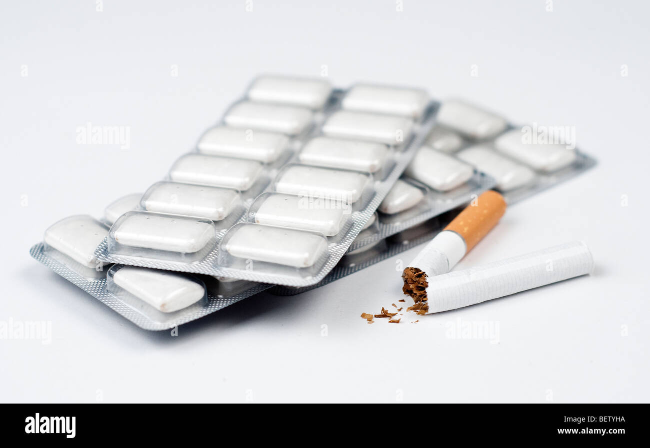 Gebrochenen Zigaretten und Nikotin-Kaugummi. Stockfoto