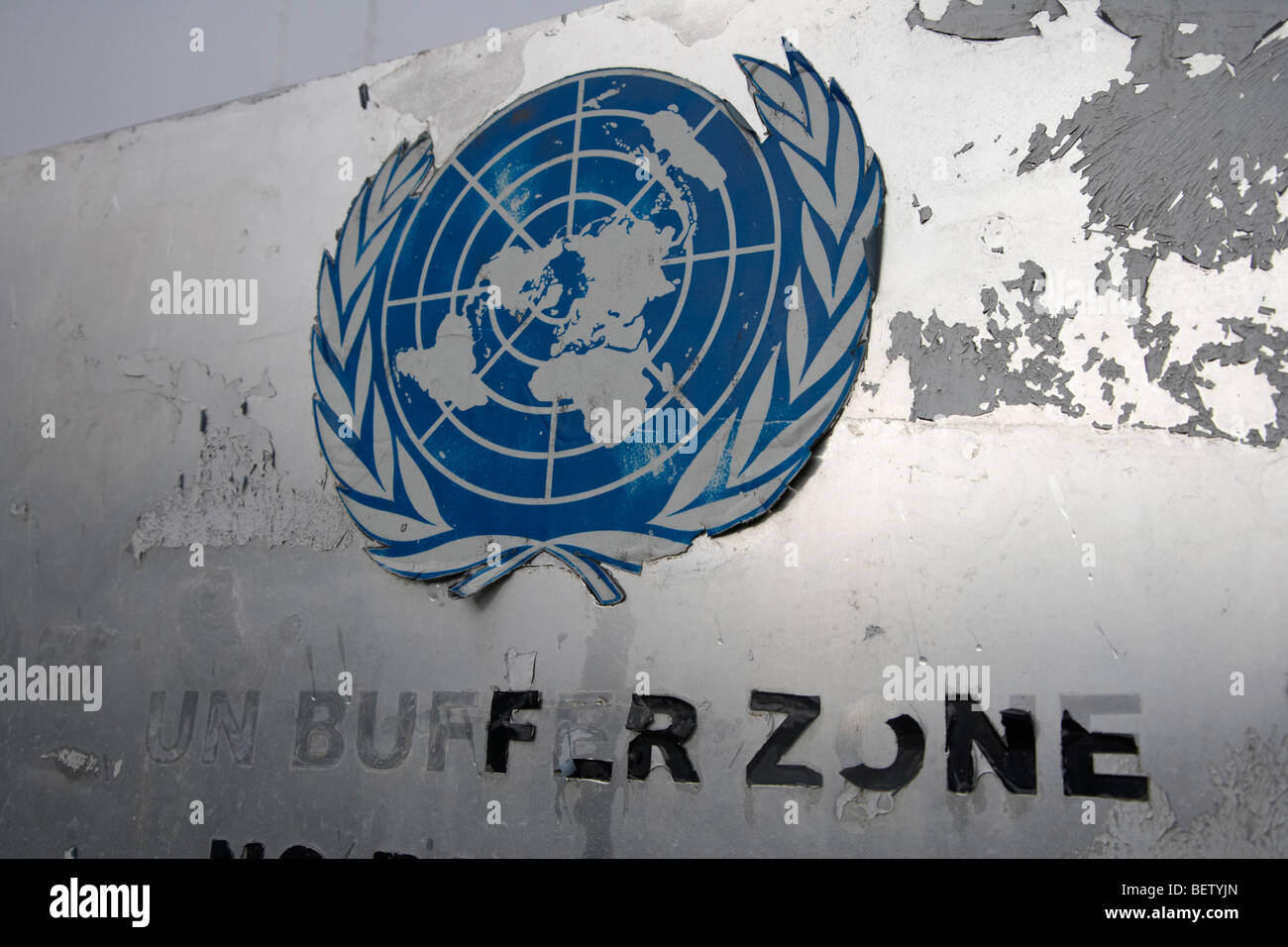 Peeling verwitterte UN Pufferzone Zeichen in grün Trennlinie zwischen Nord und Süd Zypern in Nikosia lefkosia Stockfoto