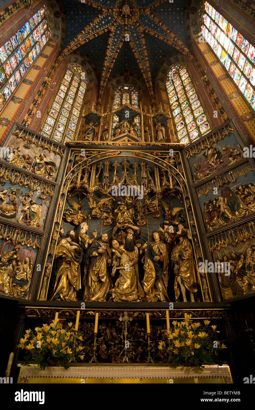 Altarbild von Veit Stoss im Kirchenschiff von St. Marys Basilica, vor dem Osten Wand Apsis Glasfenster. Krakau. Polen. Stockfoto