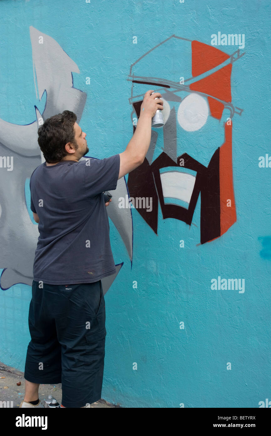 Graffiti-Künstler bei der Arbeit in einem bestimmten Bereich eines Londoner Parks. Stockfoto