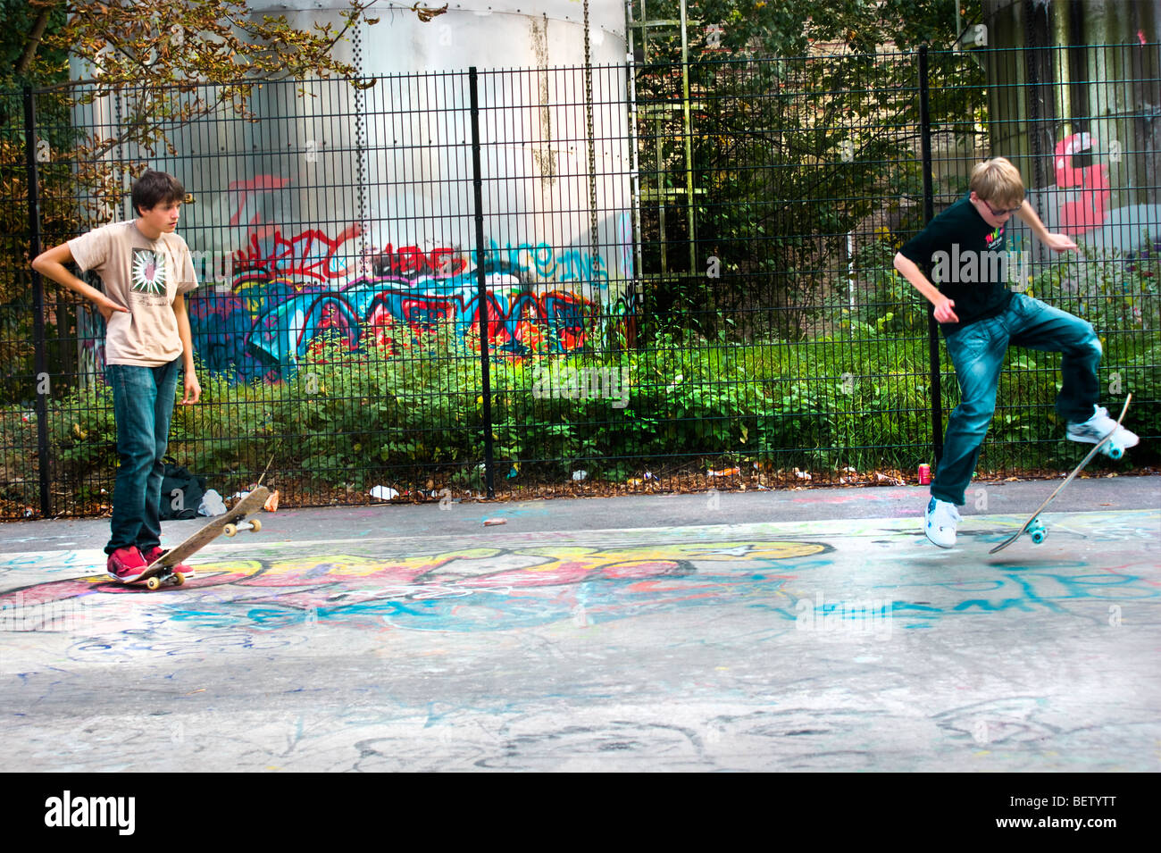 Zwei jungen probieren Sie ihre Skateboardtricks im Alexandra Park Skate Park. Stockfoto