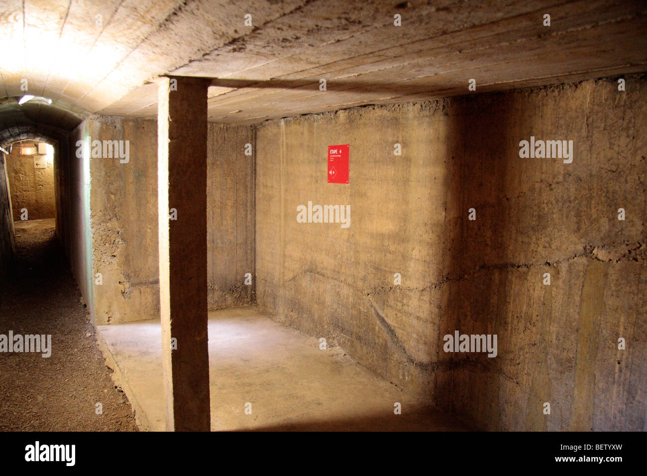Ein Speicherbereich in die unterirdische Komplex, aus denen sich die Deutsch-Batterie Azeville, Normandie, Frankreich. ISO1600 Stockfoto