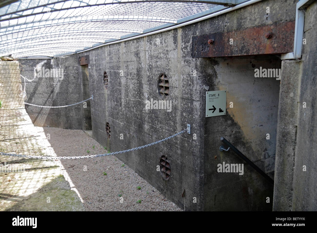 Gehweg und Eingang zum unterirdischen Bunker an der an der Deutsch-Batterie Azeville, Normandie, Frankreich. Stockfoto